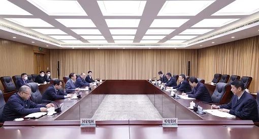 國家電網董事長、黨組書記辛保安與哈電集團董事長、黨委書記曹志安會談