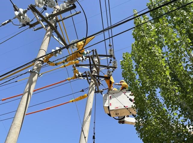 帶電作業除隱患，安全供電有保障