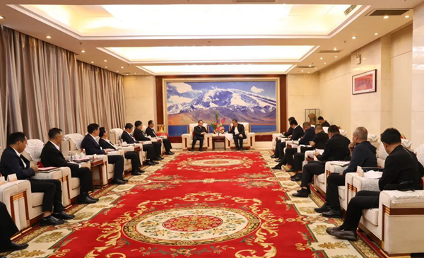華電集團黨組書記、董事長江毅與喀什地委副書記、行署專員艾尼瓦爾·吐爾遜舉行會談