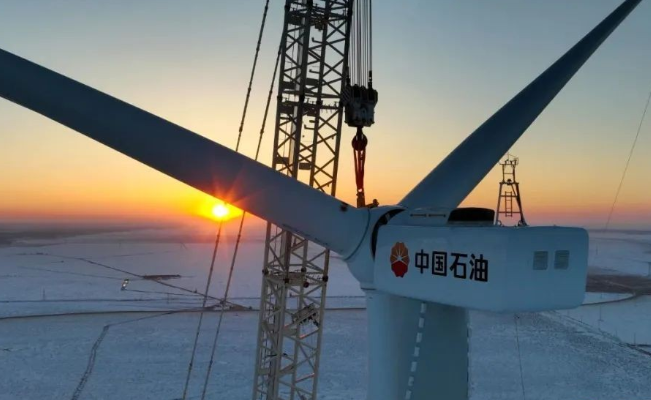 中國石油在建單體規模最大集中風電項目——昂格55萬千瓦風電項目首臺風機成功吊裝！