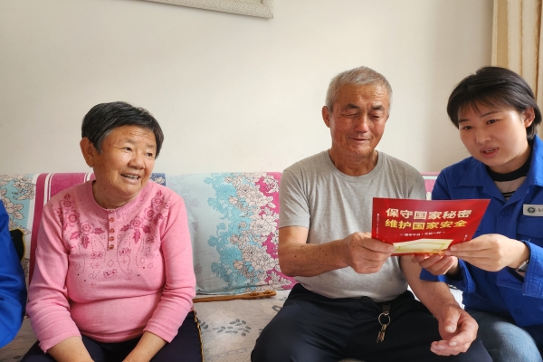 內蒙古電力公司烏海千里山供電公司黨支部、工會、團支部（青工委）開展“蒙電愛心光明行”保密宣傳活動