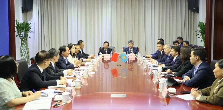 金壯龍會見哈薩克斯坦數字發展、創新和航空航天工業部部長扎斯蘭·馬季耶夫