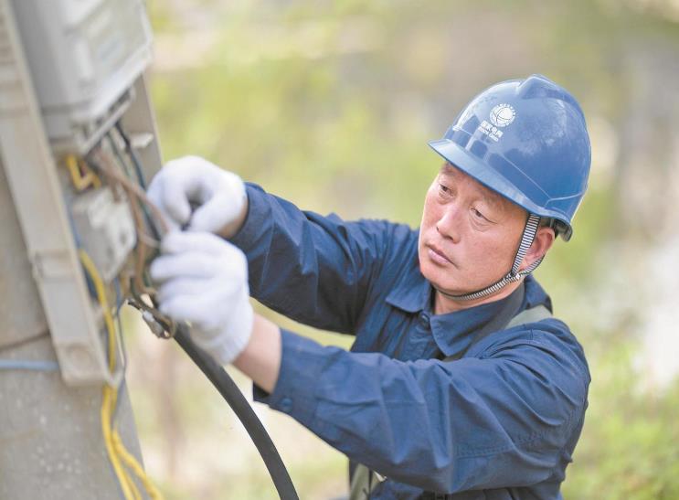 賈立杰：扎根太行山區服務村民用好電