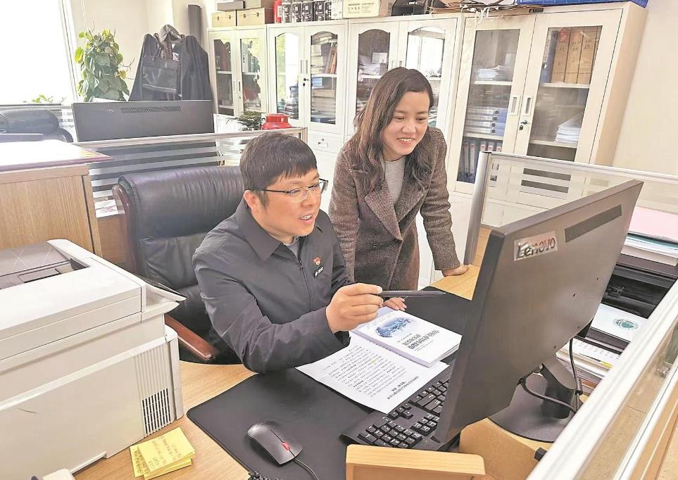 李洪偉：發(fā)揮專長援藏，助力智庫建設(shè)
