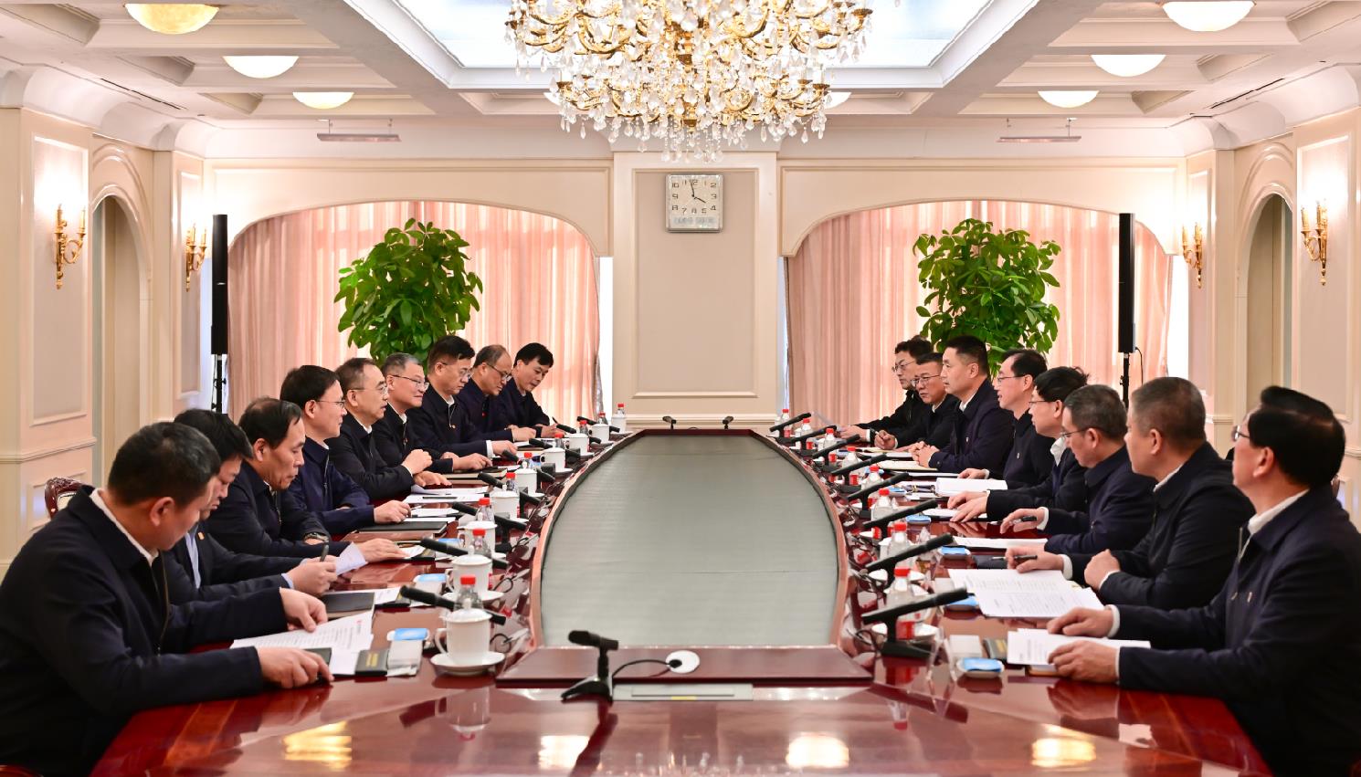 大唐集團董事長鄒磊、總經(jīng)理張傳江與中國安能董事長陳奕輝、總經(jīng)理周慶豐會談